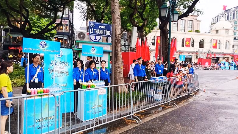 Các tình nguyện viên tham gia hỗ trợ nước uống tại phường Hoàn Kiếm (Hà Nội).