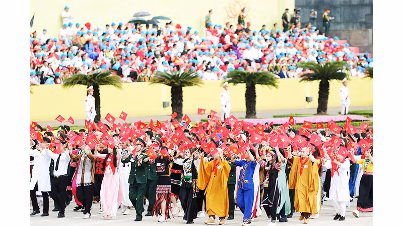 Bao thế hệ người Việt Nam đều tự hào và trân quý nguồn cội, đã tiếp sức mạnh đưa đất nước tiến lên cùng thời đại. Ảnh: KHIẾU MINH