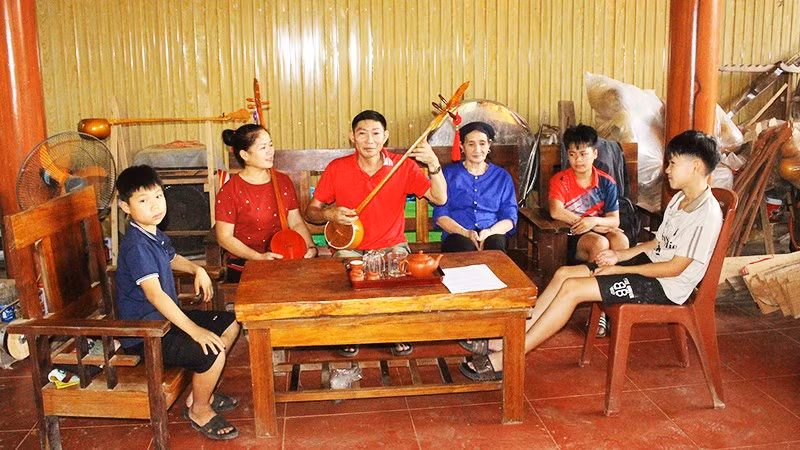 Cả nhà cùng ngồi hát then khi rảnh rỗi.