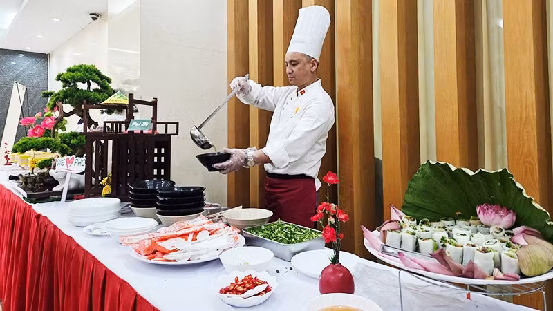 Trình diễn nấu phở tại sự kiện.