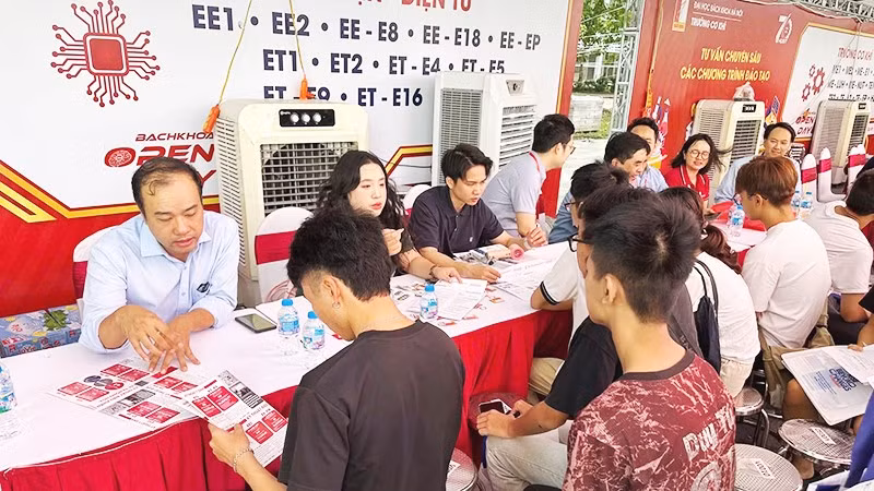 Các ngành đào tạo STEM thu hút thí sinh đến tìm hiểu.