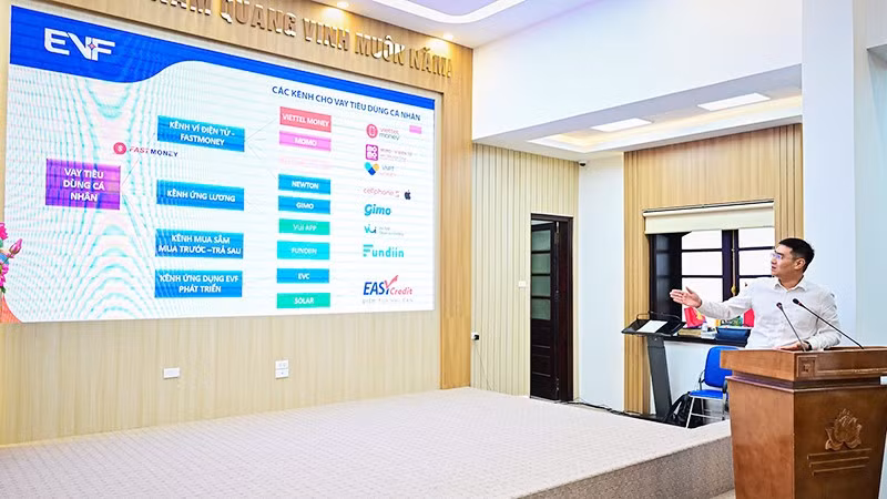 Đại diện Công ty Tài chính cổ phần Điện lực chia sẻ về những đóng góp của doanh nghiệp này với chiến lược tài chính toàn diện. Ảnh: BẢO LONG
