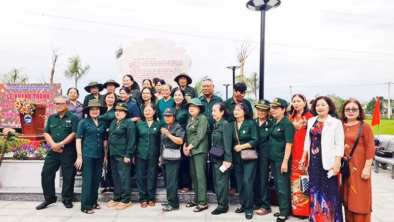 Cựu chiến binh Đại đội 2 - Khu 2 Hòa Vang chụp ảnh lưu niệm trong ngày khánh thành Bia chiến tích Trung đội Lê Thị Hồng Gấm.