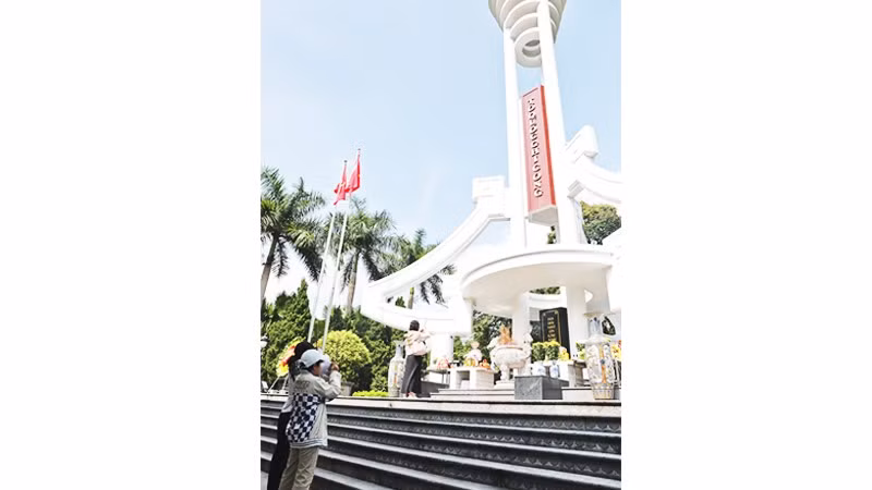 Người dân đến viếng tại Nghĩa trang Liệt sĩ Quốc gia Vị Xuyên. Ảnh: MINH LÊ