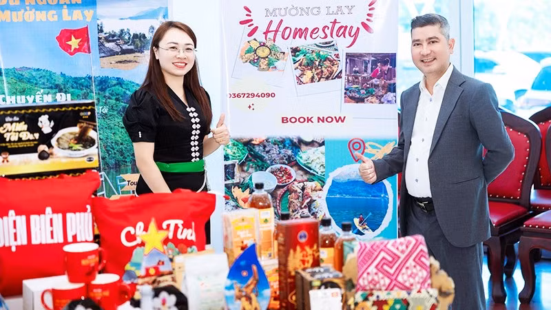 Chị Lù Thị Toản tại một hội chợ quảng bá du lịch.
