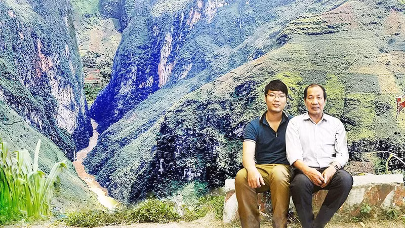 GS Tạ Phương cùng con trai trên Cao nguyên đá Đồng Văn, phía sau là hẻm Tu Sản. Ảnh: NVCC