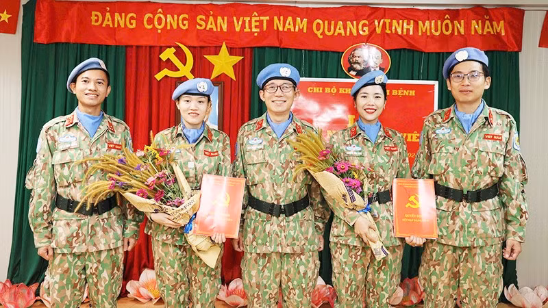 Thiếu tá Trương Mai Hoa và Đại úy Đặng Thị Thanh Phượng được vinh dự đứng trong hàng ngũ của Đảng.