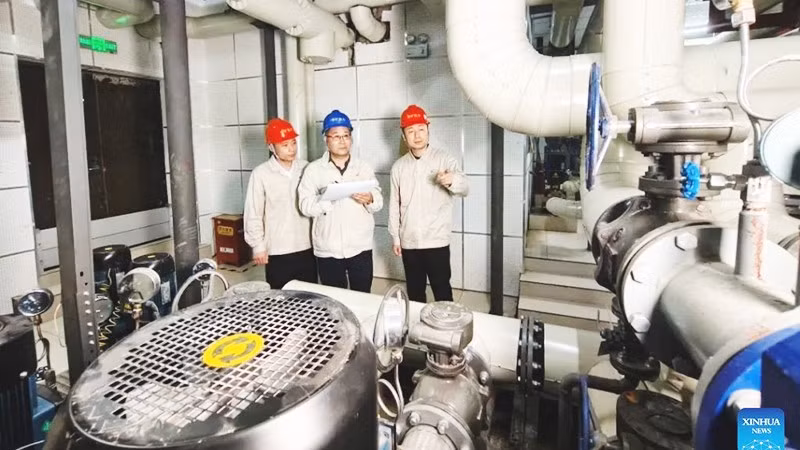 Các nhân viên kiểm tra đường ống tại một khu dân cư ở Từ Châu. Ảnh: XINHUA