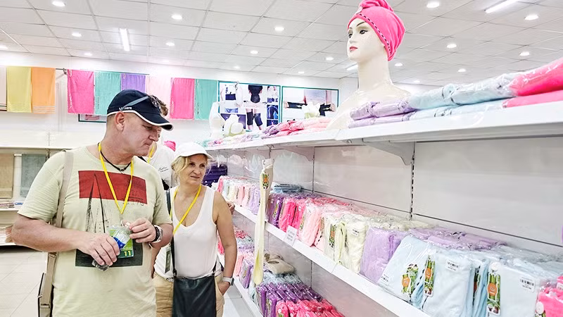Các sản phẩm dệt may từ nguyên liệu sợi tre được khách nước ngoài quan tâm. Ảnh: HẢI NAM