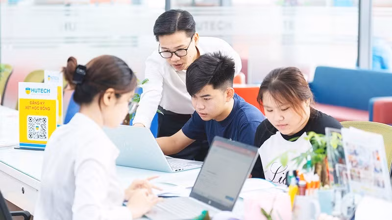 Thí sinh tìm hiểu thông tin tuyển sinh tại Trường đại học Công nghệ Thành phố Hồ Chí Minh.