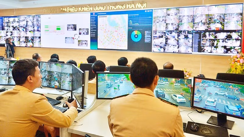 Ngoài lĩnh vực giao thông, Công an Hà Nội đang dùng camera AI để “phạt nguội” các vi phạm về trật tự đô thị và vệ sinh môi trường.