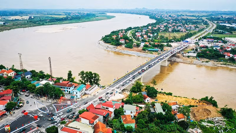 Cầu Phong Châu mới nhìn từ trên cao.