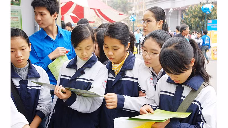 Học sinh tìm hiểu thông tin tuyển sinh của các trường đại học. Ảnh: NAM HẢI