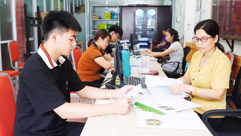 Lao động trẻ tìm kiếm việc làm tại Trung tâm Dịch vụ việc làm Hà Nội. 