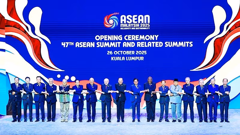 Các nhà lãnh đạo chụp ảnh chung tại Lễ khai mạc Hội nghị Cấp cao ASEAN lần thứ 47. Ảnh: TTXVN