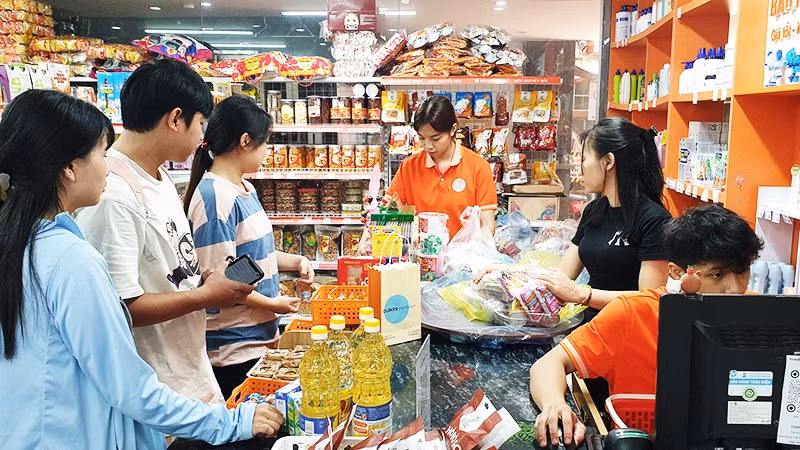 Đối với người dân, giá cả tăng làm giảm sức mua thực tế và buộc nhiều hộ gia đình phải thắt chặt chi tiêu. Ảnh: NGUYỆT ANH