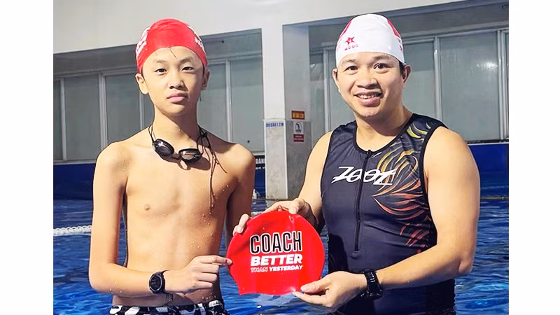 Anh Thủy trao "mũ Coach" cho học viên xuất sắc của CLB.