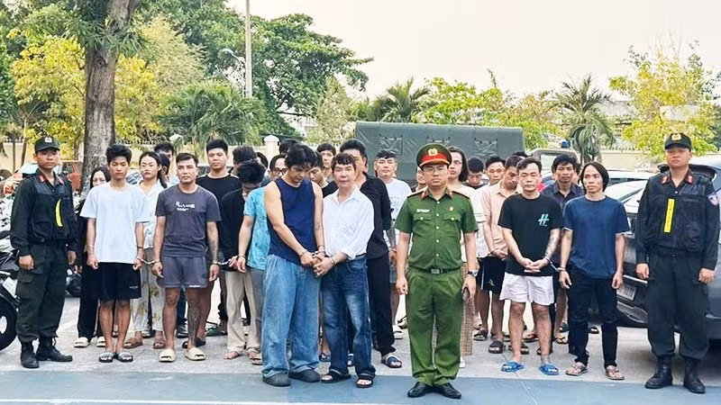 Ca sĩ Long Nhật cùng Sơn Ngọc Minh và 69 đối tượng bị bắt. Ảnh: CATPHCM