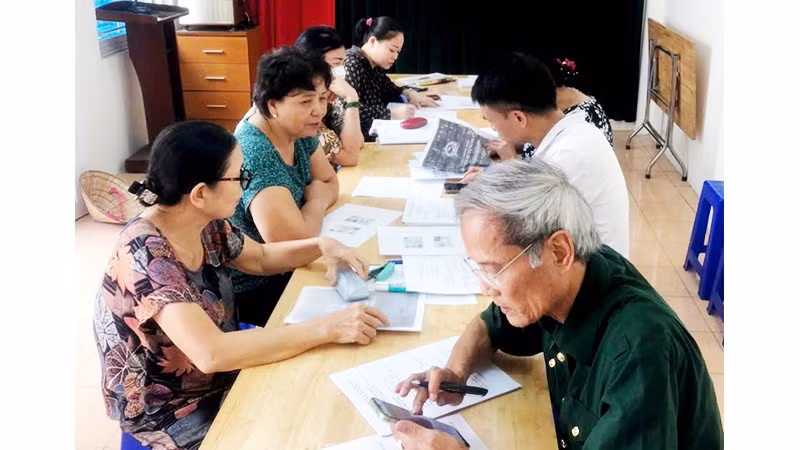 Người dân nộp thông tin thửa đất của mình làm cơ sở dữ liệu quốc gia. Ảnh: NAM ANH