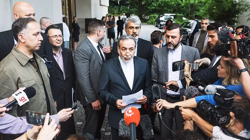 Bộ trưởng Ngoại giao Iran Araghchi (giữa) cho biết, Tehran tiếp tục làm giàu urani. Ảnh: GETTYIMAGES