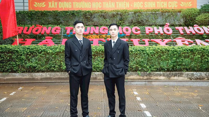 Hai anh em Anh Minh (bên trái) và Bảo Minh tại Trường THPT Hàn Thuyên (Bắc Ninh).