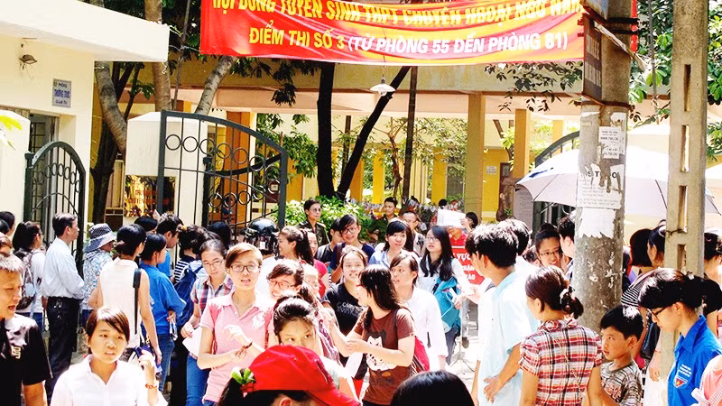 Học sinh tham dự kỳ thi vào Trường THPT Chuyên Ngoại ngữ. Ảnh: NAM HẢI
