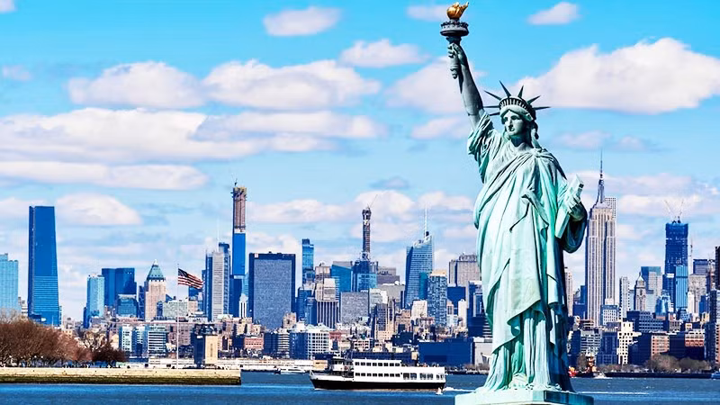 Tượng Nữ thần Tự do trước cảng New York. Ảnh: NOMADIC MATT