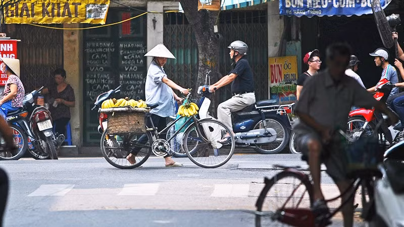Chợ ngõ cùng những gánh hàng rong đã trở nên quen thuộc với người dân Hà thành.