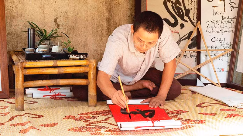 Anh Lê Quang Đảng gắn bó với thư pháp Việt tròn 20 năm.