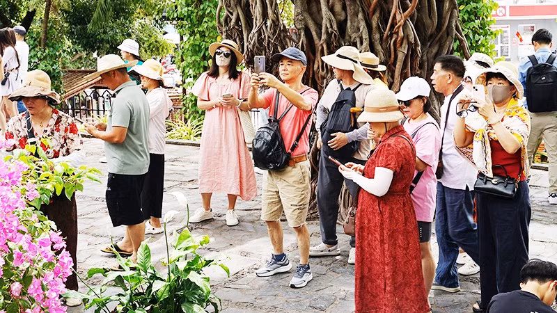 Lượng du khách tăng cao trong 6 tháng đầu năm 2026. Ảnh: NAM ANH