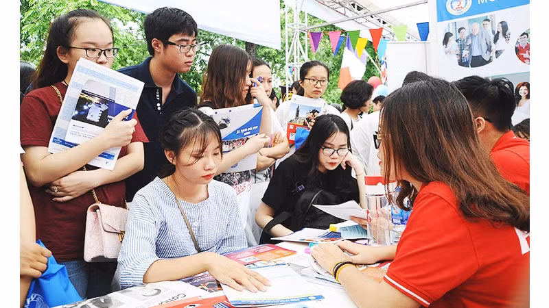 Học sinh tìm hiểu thông tin tuyển sinh tại các trường. Ảnh: NAM HẢI