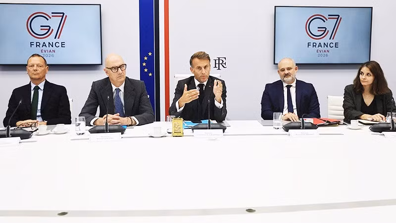 Tổng thống Pháp E.Macron (giữa) chủ trì cuộc họp trực tuyến của G7. Ảnh: GETTY IMAGES