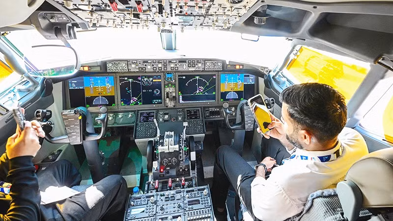 Bên trong buồng lái một máy bay của hãng Flydubai. Ảnh: GETTY IMAGES