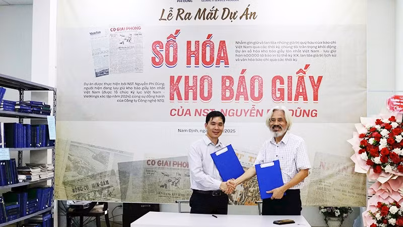 Nhà sưu tầm Nguyễn Phi Dũng (bên phải) và đại diện Công ty cổ phần NTQ Solution tại Lễ ra mắt Dự án Số hóa kho báo giấy.