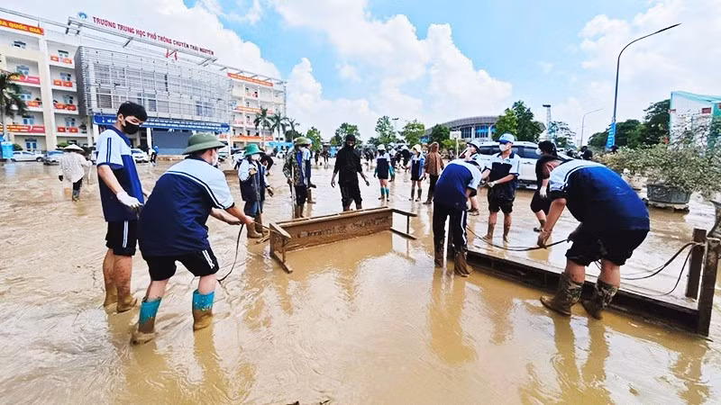 Học sinh Trường THPT Chuyên Bắc Kạn giúp dọn dẹp, vệ sinh môi trường tại Trường THPT Chuyên Thái Nguyên.