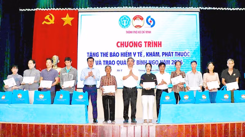 Tặng thẻ bảo hiểm y tế cho hộ nghèo là một chính sách nhân văn của Thành phố Hồ Chí Minh.