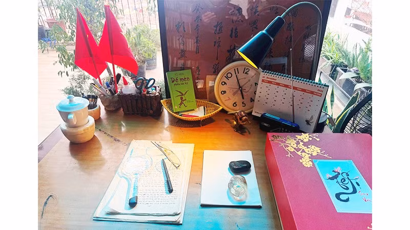 Bàn viết với những kỷ vật của nhà văn Tô Hoài.