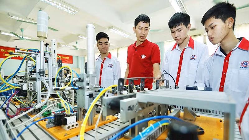 Sinh viên Lớp điện tử công nghiệp học mô hình tự động tại Trường cao đẳng nghề Công nghệ cao Hà Nội.
