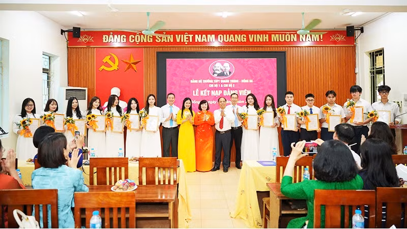 Lễ kết nạp 14 đảng viên mới của Đảng bộ Trường THPT Quang Trung - Đống Đa (Hà Nội).