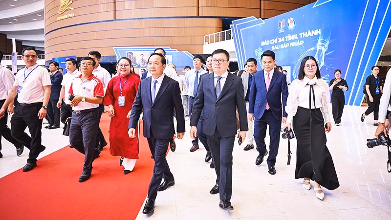 Lãnh đạo Đảng, Nhà nước, Hội nhà báo Việt Nam tham quan trong không gian chung của Hội báo. Ảnh: THÀNH ĐẠT