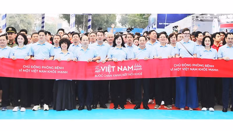Các đại biểu cùng đông đảo người dân đi bộ hưởng ứng Ngày hội.