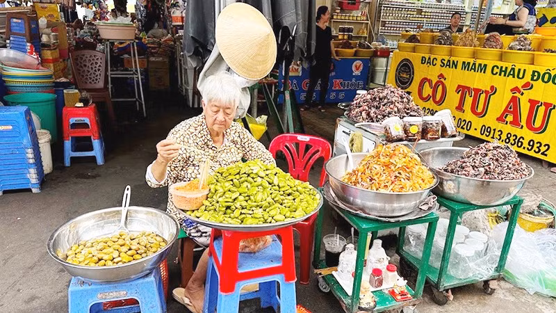 Một góc chợ Châu Đốc (An Giang) nổi tiếng với các món ăn đặc sản miền tây.