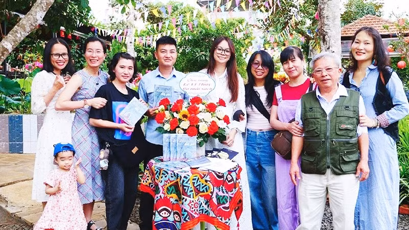 Nhóm bạn văn trẻ Gia Lai trong lần ra mắt sách của nhà thơ Lê Vi Thủy.