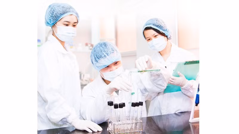 Nghiên cứu khoa học tại Công ty vắc-xin và sinh phẩm số 1-vabiotech. Ảnh: HẢI NAM
