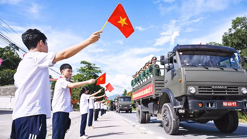 Đoàn xe đưa các anh trở về trong vòng tay Nhân dân. 