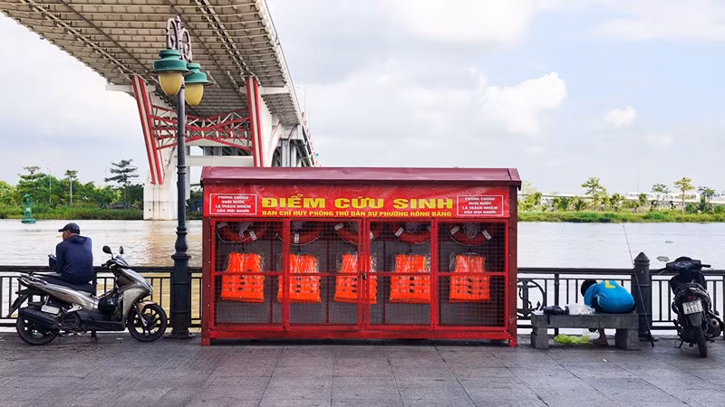 Tủ cứu sinh khẩn cấp xuất hiện trên các cây cầu tại TP Hải Phòng.