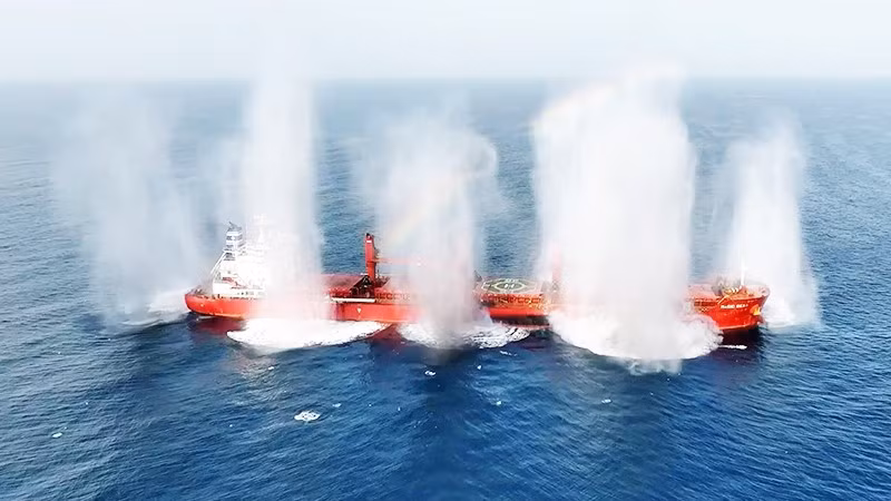 Houthi tấn công một tàu hàng trên Biển Đỏ. Ảnh: GETTYIMAGES