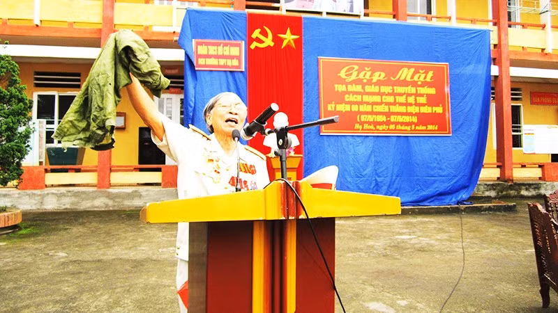 Bác Nguyễn Hưng Canh giới thiệu kỷ vật chiến tranh khi nói chuyện với học sinh tại các trường.
