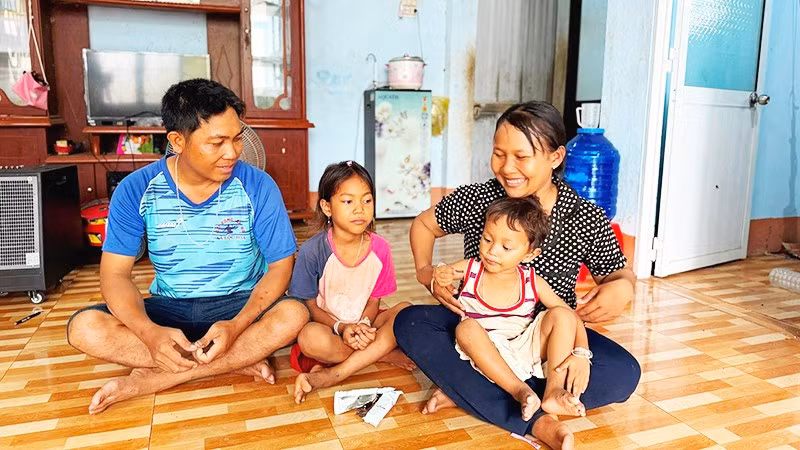 Vợ chồng Điểu Phúc - Thị Chen trong căn nhà tại Điểm dân cư liền kề ấp Suối Thôn.