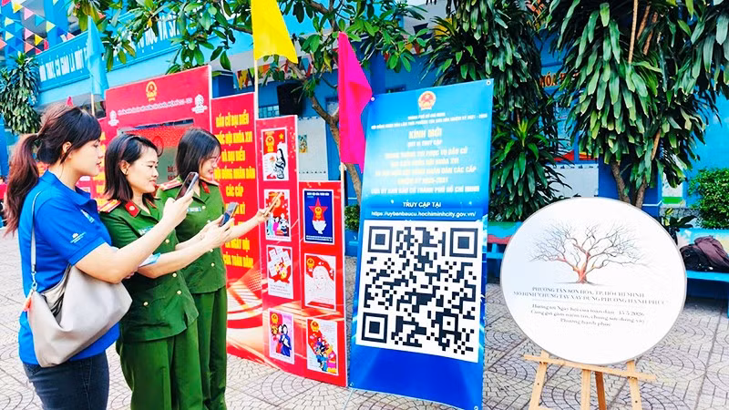 Ứng dụng công nghệ số trong công tác bầu cử tại phường Tân Sơn Hòa (Thành phố Hồ Chí Minh). Ảnh: VƯƠNG LÊ